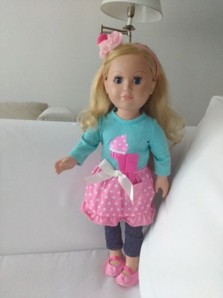 MUÑECA TIPO AMERICAN GIRL + 5 SET ROPA