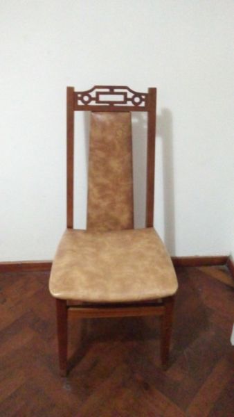 4 sillas de madera tapizadas excelente calidad, color marron