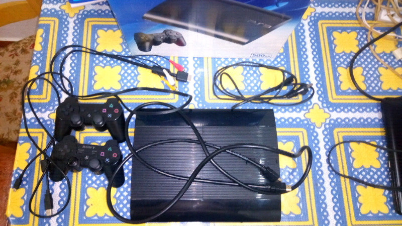 Playstation 3 de 500 gb USADA + 2 joystick + cable hdmi