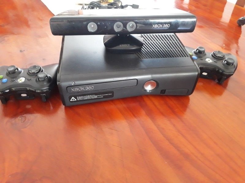 Vendo consola xbox 360 con juegos.