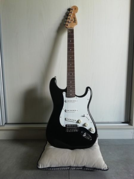 Fender Squier Bullet Stratocaster (como nueva)