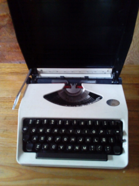 Maquina de escribir con estuche