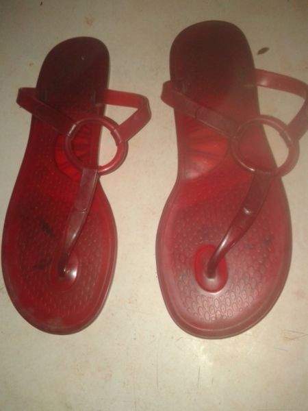 Ojotas Pvc rojo T Avon Fashion sin uso