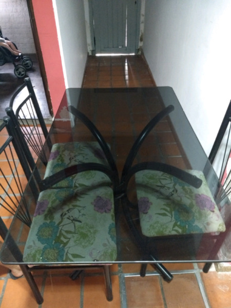 Vendo mesa y 4 sillas