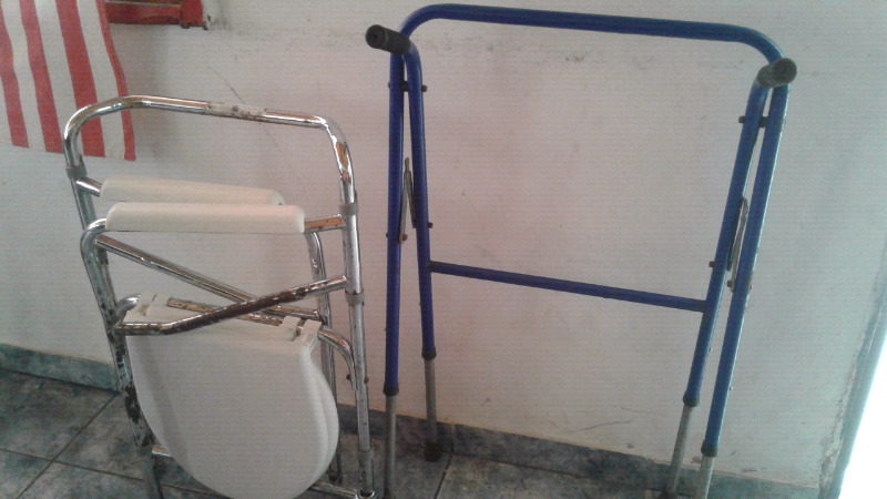 Vendo soporte para inodoro y andador