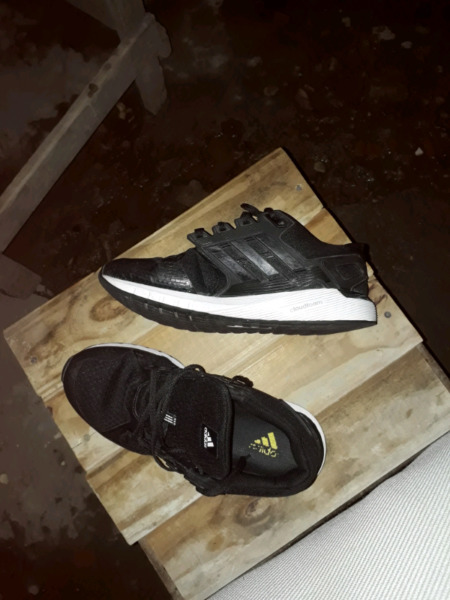 Vendo zapatilla adidas