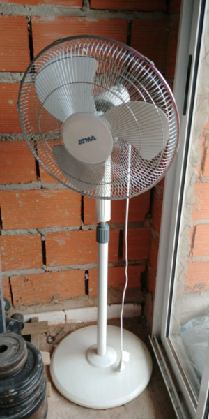 Ventilador de pie. Muy poco uso