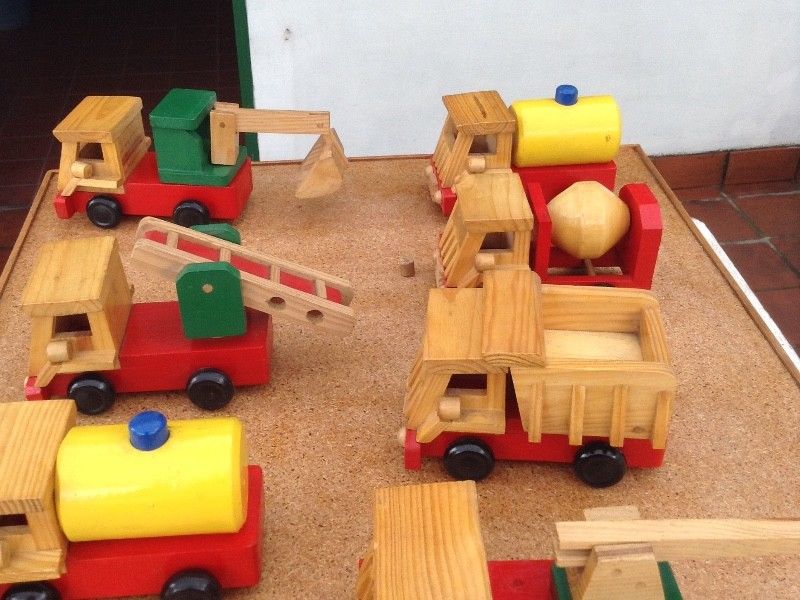 Camióncitos de madera