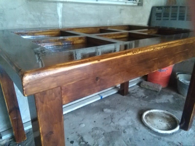 Mesa de madera con vidrio para comedor