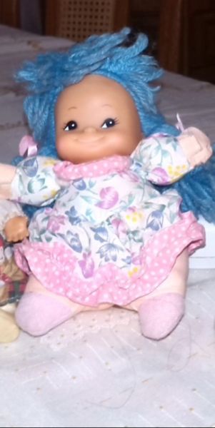 Muñeca de tela con cabeza de plàstico, $99 ç