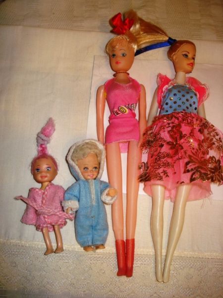lote de 4 muñecas de plástico y de goma