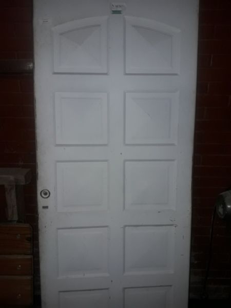puerta blanca de chapa
