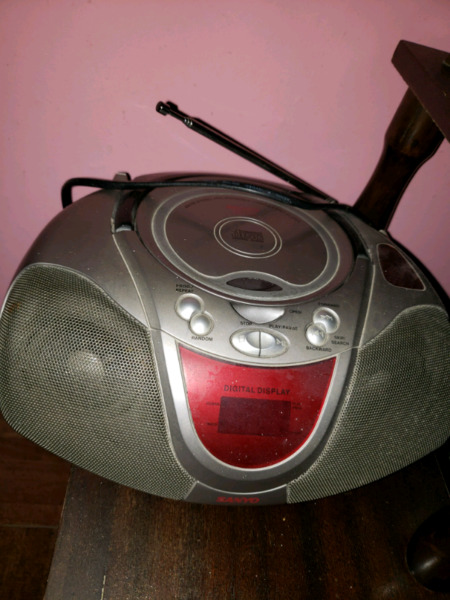 Radiograbador Sanyo gris