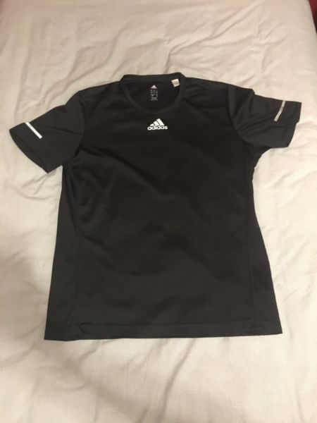 Remera Adidas deportiva negra talle L