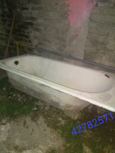 Bañera enlozada de hierro usada blanca