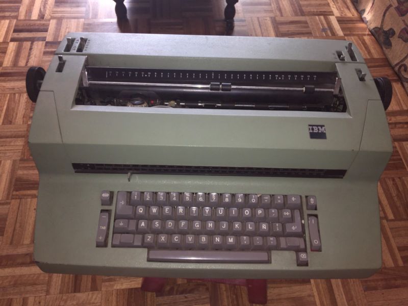 Maquina de escribir eléctrica IBM