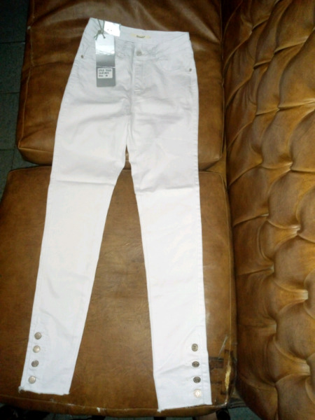 Pantalón dromedar blanco con botones