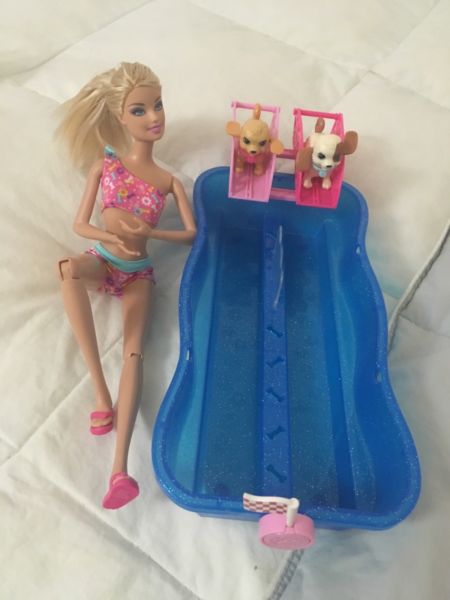 Vendo Barbie con pileta!!