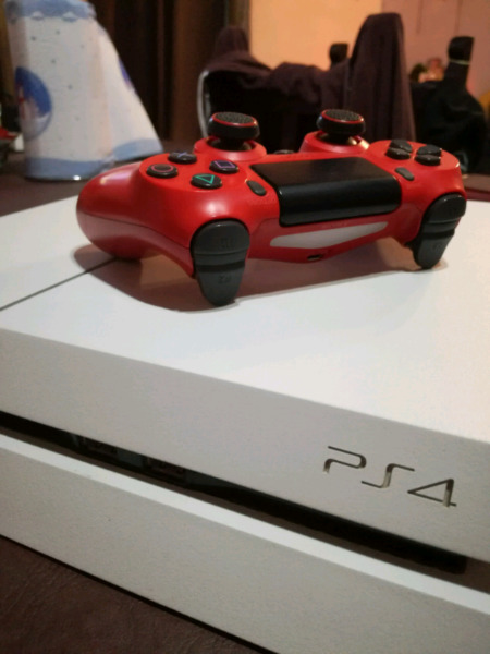 Playstation 4 Blanca. 500 gb. + Joystick v2 rojo