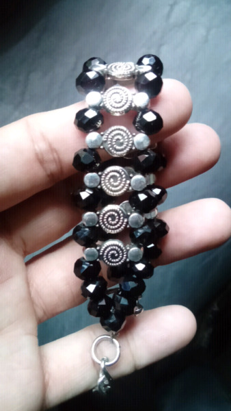 Pulsera en piedras negras y acero