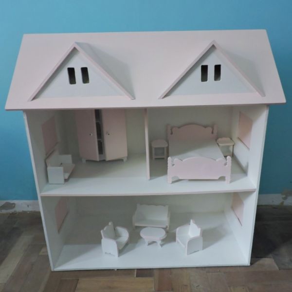 Casita de muñecas con muebles