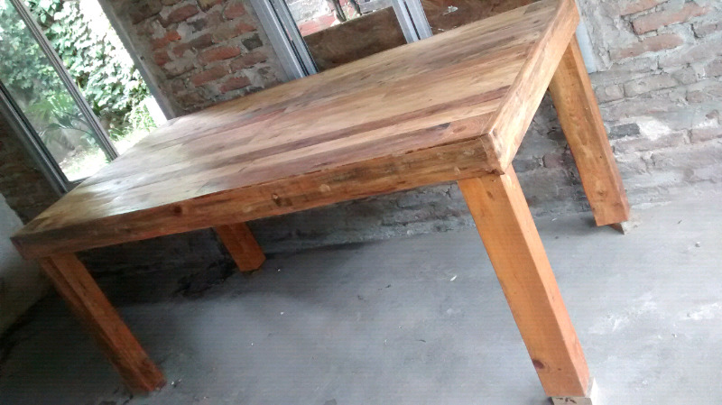 Mesa grande de madera de pallet.