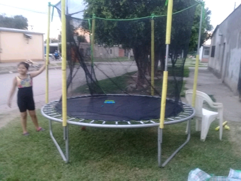 VENDO 2 CASTILLOS INFLABLE,METEGOL Y CAMA ELÁSTICA