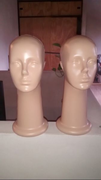 Vendo 2 cabezas de plástico para exhibir - $ 380