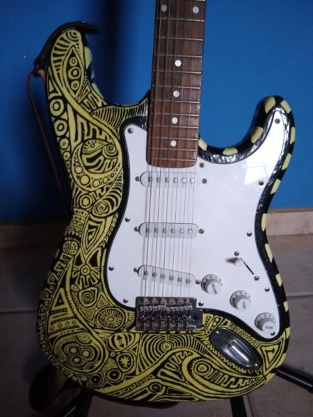 Guitarra eléctrica tipo stratocaster con diseños tribales