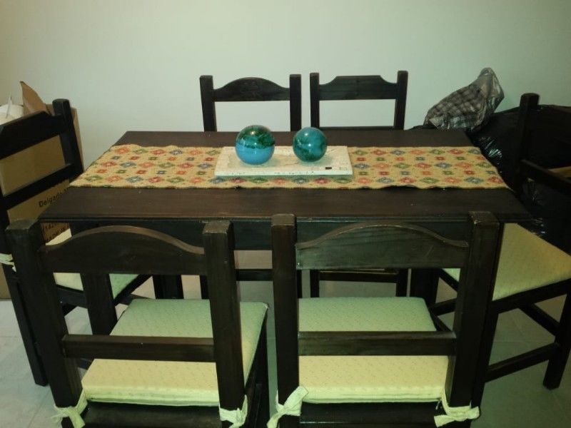 Mesa de pino + 6 sillas de pino + 6 almohadones