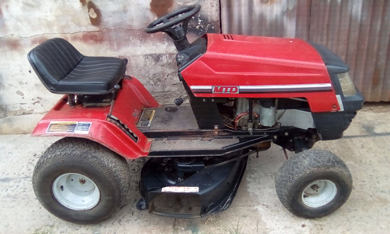 Tractor corta cesped MTD en muy buen estado 12 HP