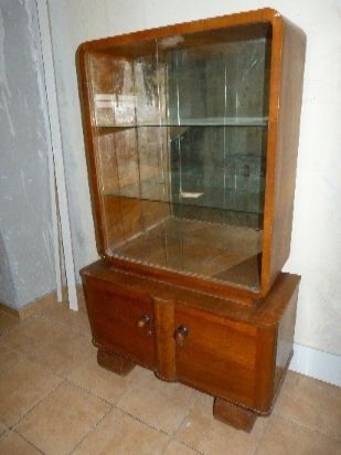 vitrina antigua con espejo