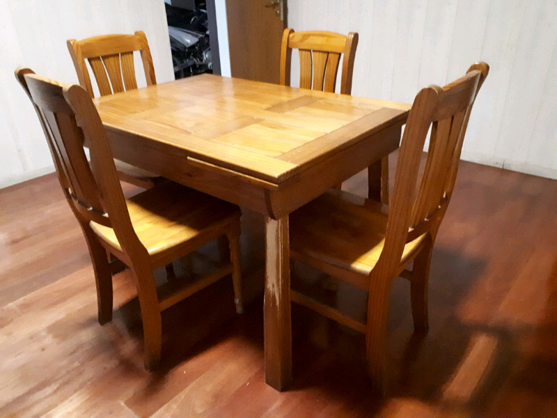 Mesa y 4 sillas de madera extensible