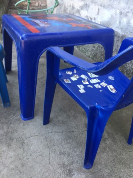 Mesa y sillas de spiderman para niños. Detalles de uso