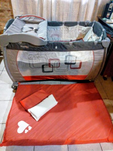 Practicuna con colchón y accesorios