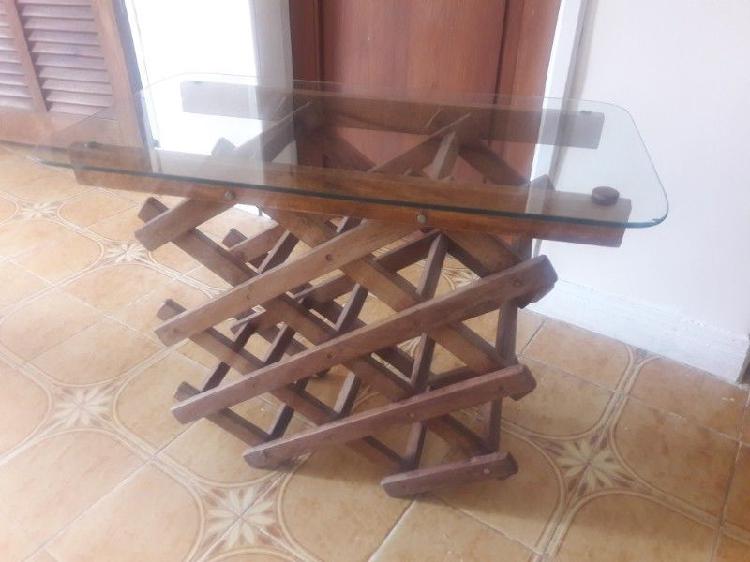 VENDO MESITA DE MADERA PARA VINOS!! HERMOSA!!