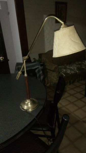 lámpara de mesa bronce y cuero