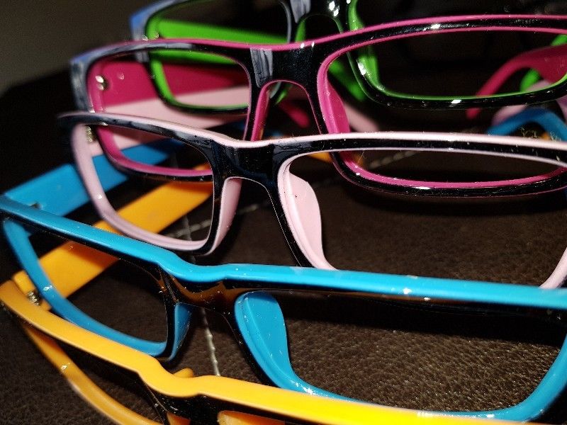 Armazón lentes de colores muy de moda.sin vidrio para poner