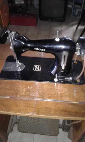 Maquina de coser Necchi a pedal