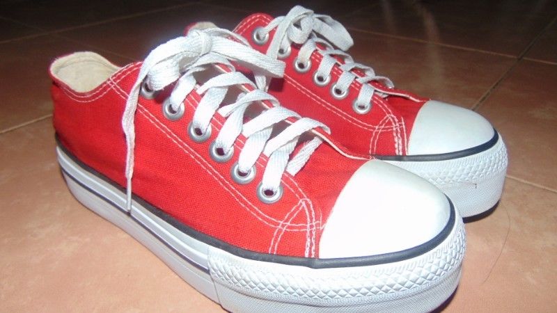 Zapatillas CONVERSE rojas con plataforma nuevas talle 37