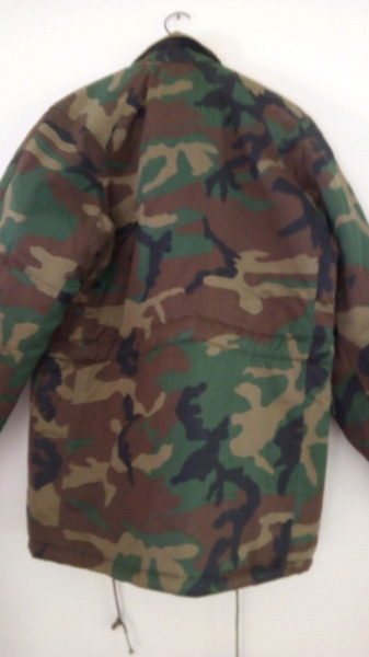 Campera camuflada forrada impermeable.