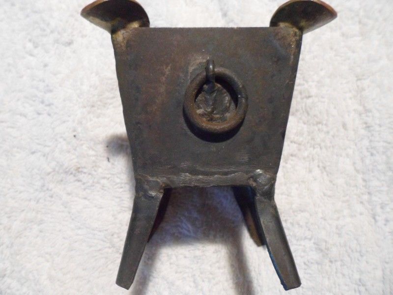 Cenisero - Bracero de hierro con cuatro monedas