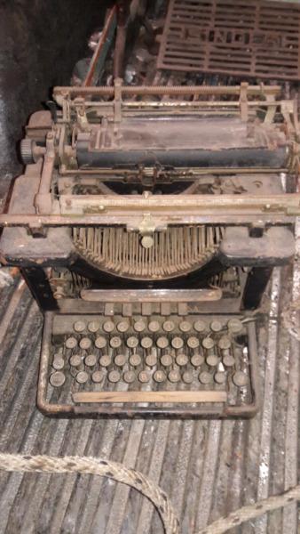 Maquina De escribo muy antigua Funcionando