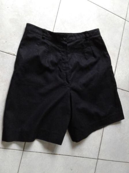 VENDO BERMUDA COLOR NEGRA, TALLE 34, DE LINO.