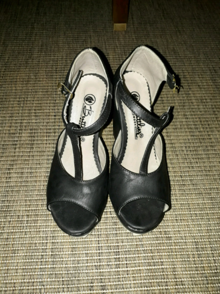 Zapatos negros para mujer o adolescente. TALLE 35