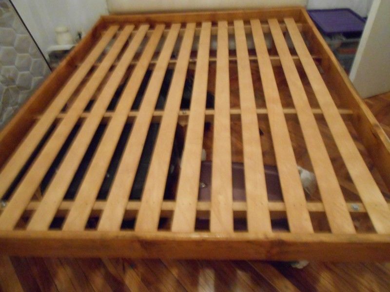 cama madera maciza con respaldo cuero ecologico blanco