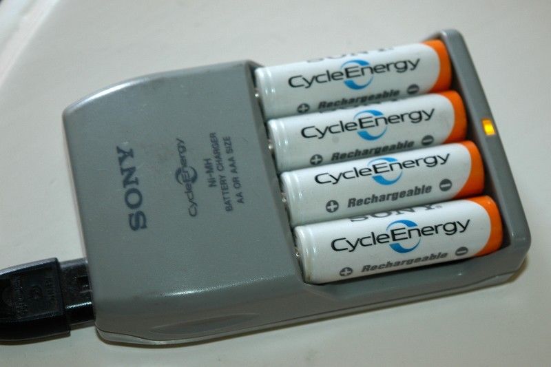 Cargador De Pilas Sony. Con 4 Pilas Recargables mah