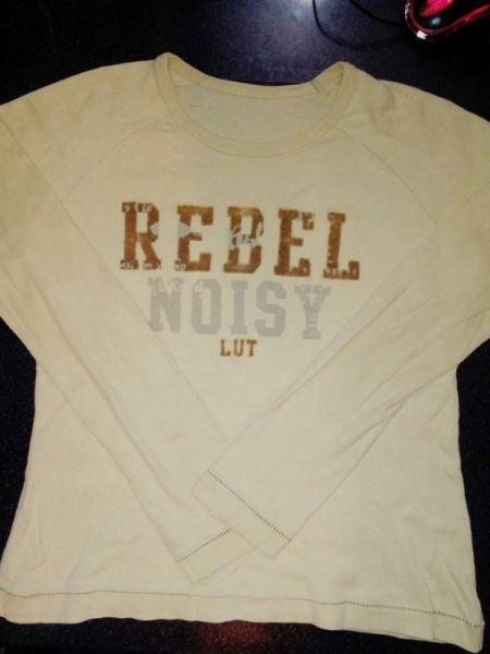 REMERA MANGA LARGA TALLE 16 O S CON LETRAS EN RELIEVE