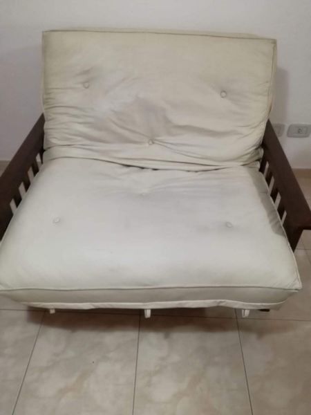 Sillón cama con colchón de resortes.