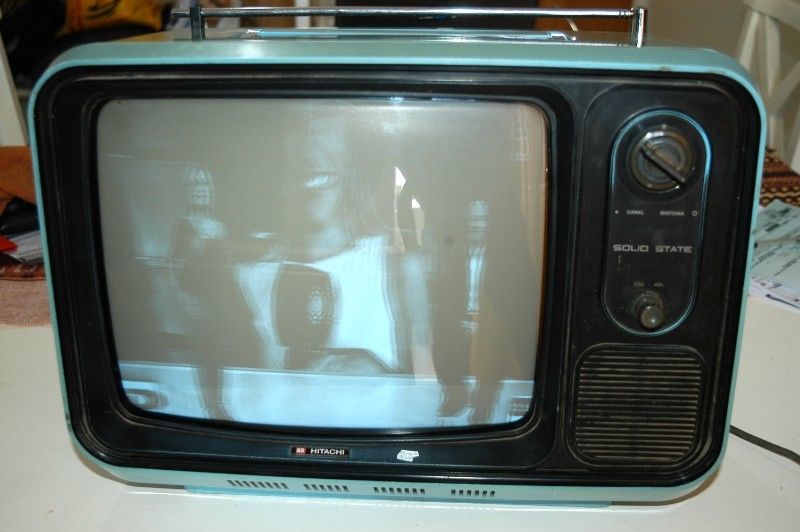 Televisor Hitachi 14 Pulg. Vintage Blanco Y Negro - Funciona